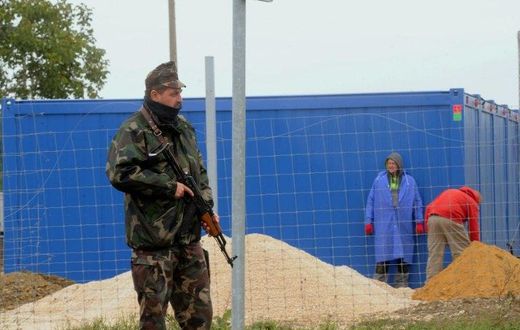 A Hungarian soldier stands guard at the Beremend border station on September 30, 2015
