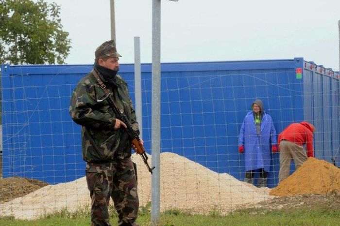 A Hungarian soldier stands guard at the Beremend border station on September 30, 2015