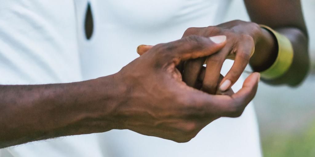 Couple holding hands (Courtesy)