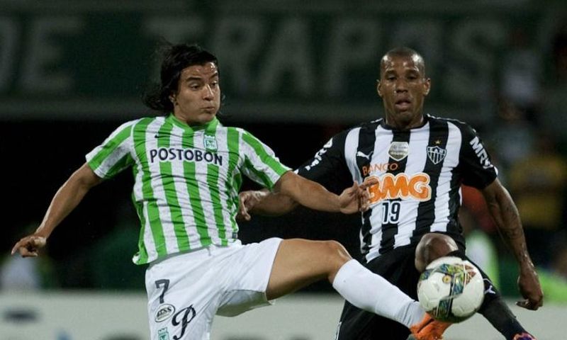 Brazil's Atletico Mineiro player Emerson Conceicao (R, pictured April 2014) agreed to a contract with Barcelona until the end of the 2023-24 season