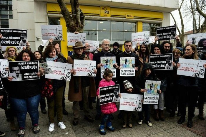 People protest on March 11, 2017 in Istanbul against the detention of reporters