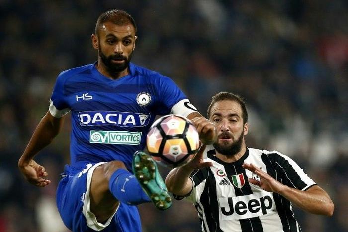 Udinese defender and captain Danilo Larangeira (L) challenges Juventus forward Gonzalo Higuain for the ball during the Italian Serie A match at the 'Juventus Stadium' in Turin on October 15, 2016