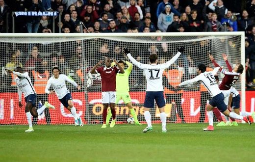 Paris Saint-Germain's French midfielder Blaise Matuidi (1st-L) celebrates with his teammates after scoring the last goal of the French L1 football match between Metz and Paris on April 18, 2017