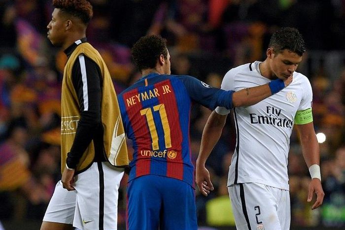 Barcelona's forward Neymar (C) greets Paris Saint-Germain's defender Thiago Silva (R) during the UEFA Champions League round of 16 second leg football match FC Barcelona vs Paris Saint-Germain FC at the Camp Nou stadium in Barcelona on March 8, 2017