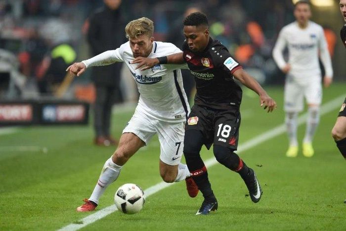 Leverkusen's Brazilian defender Wendell and Hertha's midfielder Alexander Esswein vie for the ball during their Bundesliga match in Leverkusen on January 22, 2017