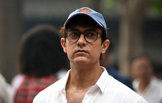 Aamir Khan is to star in a Bollywood remake of the Oscar-winning hit "Forrest Gump"