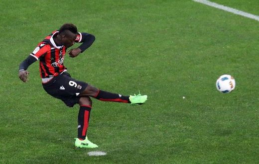 Nice's forward Mario Balotelli shoots a penalty kick to score a goal against Bordeaux on April 2, 2017