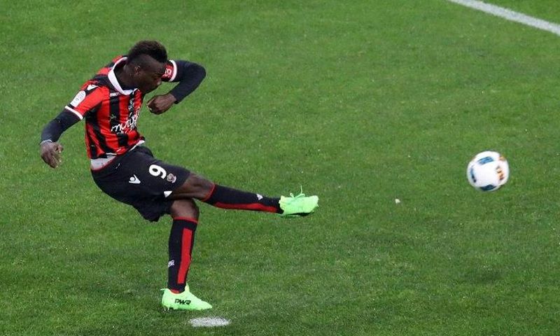 Nice's forward Mario Balotelli shoots a penalty kick to score a goal against Bordeaux on April 2, 2017