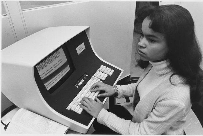 This is what the old computer looks like. (Homo Sociabilis)