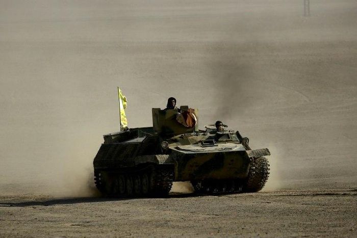 Syrian Democratic Forces, made up of US-backed Kurdish and Arab fighters, advance in an area north-east of Raqa, during their offensive towards the Islamic State group's Syrian stronghold on February 6, 2017