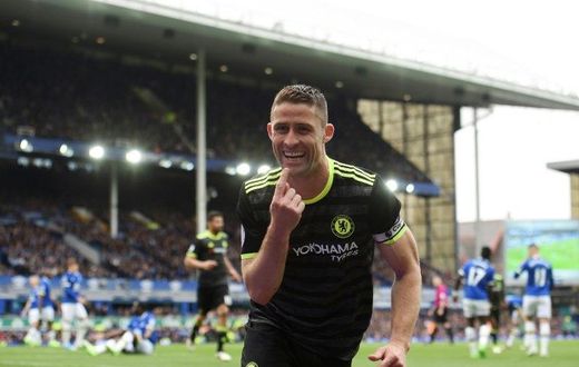 Chelsea's defender Gary Cahill celebrates scoring against Everton on April 30, 2017