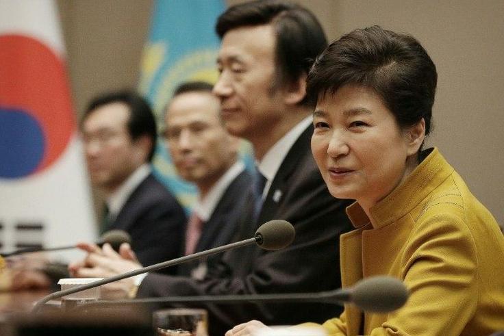 South Korean President Park Geun-Hye has refused to answer questions from prosecutors about an influence-peddling scandal involving her secret confidante Choi Soon-Sil