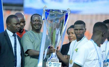 ODM leader Raila Odinga presents a trophy to Kariobangi Sharks players after match against Bandari in the SportPesa Cup final at National Stadium in Dar es Salaam, Tanzania