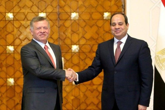 Jordan's King Abdullah II (L) and and President Abdel Fattah al-Sisi meet in Cairo on February 21, 2017