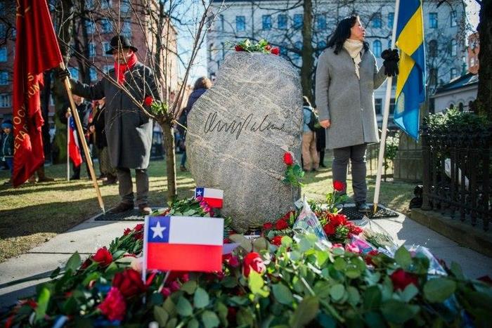 People stand near the grave of former Swedish Prime Minister Olof Palme, on February 28, 2016 just a few blocks away from the place where he was shot and killed 30 years ago in the center of Stockholm