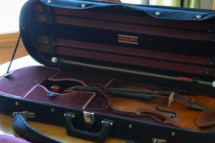 A precious violin stolen nearly two years ago in Paris and return to France by Serbian authorities on March 23, 2017