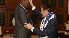 Messianic Rabbi Kirt Schneider of the Africa Divine Ministry prays for Nairobi Governor Evans Kidero at City Hall, March 21, 2017.