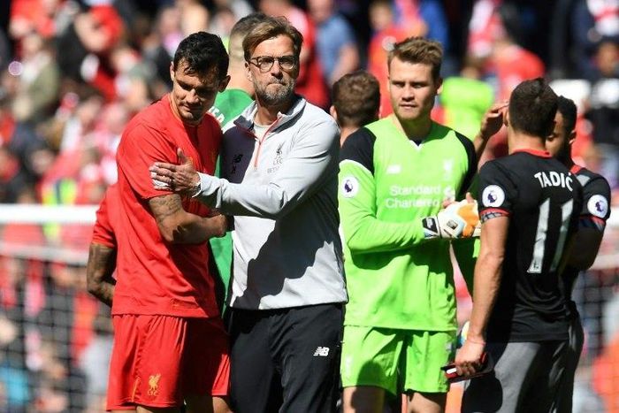 Liverpool's manager Jurgen Klopp (C) embraces defender Dejan Lovren after an English Premier League football match against Southampton on May 7, 2017