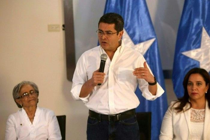 Honduran President Juan Orlando Hernandez (C) said he plans to protect the approximately 1 million Hondurans living in the US, many of them illegally, following the election of Donald Trump as US president on an anti-immigrant platform