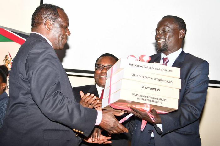 Governor Josphat Nanok hands over the instruments of power shortly after Governor oparanya was elected CoG chair (Twitter)