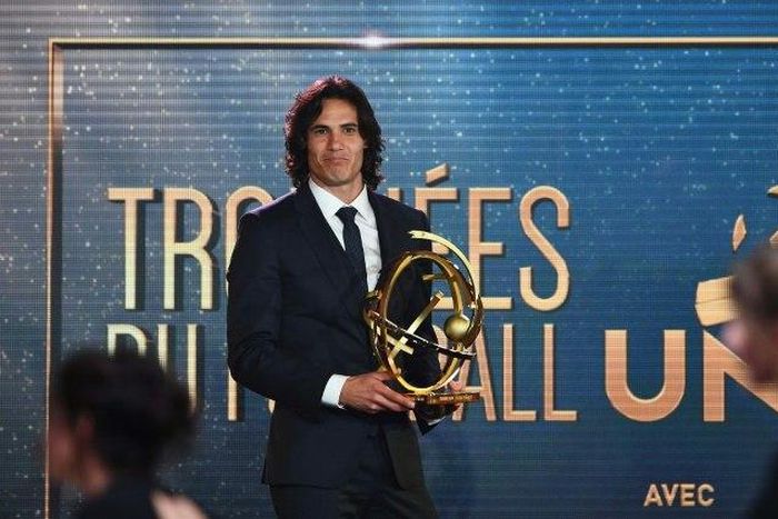 Paris Saint Germain forward Edinson Cavani receives the French players' Ligue 1 best player's award on May 15, 2017