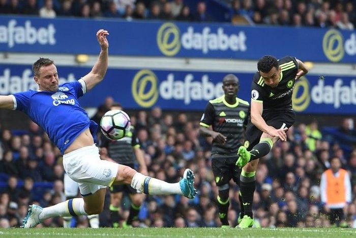 Chelsea's midfielder Pedro (R) scores against Everton on April 30, 2017