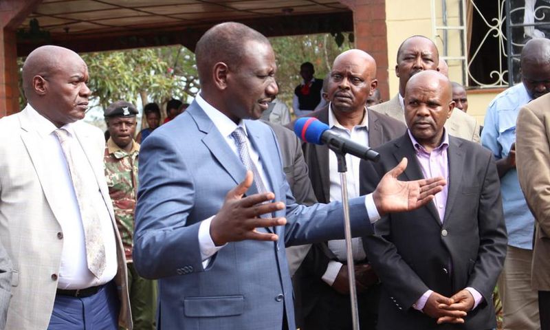 DP William Ruto mingles with mourners at the Kabimoi home of the deceased Jonathan Moi (Twitter)