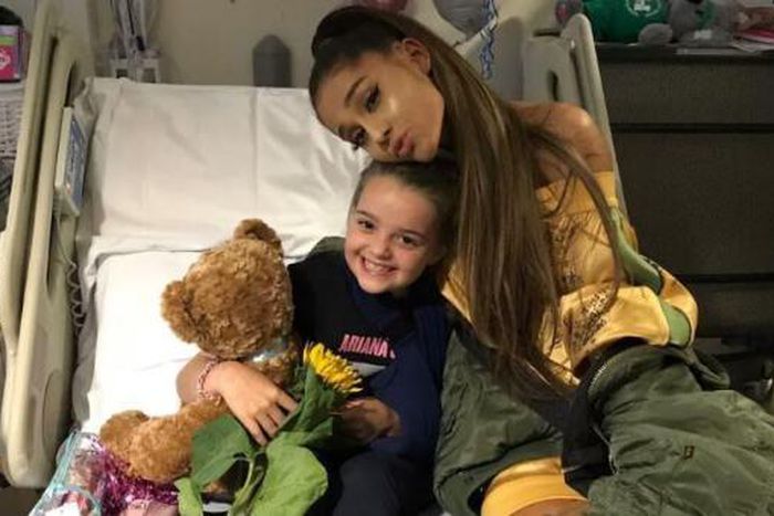 Ariana Grande visits bomb victims in the hospital
