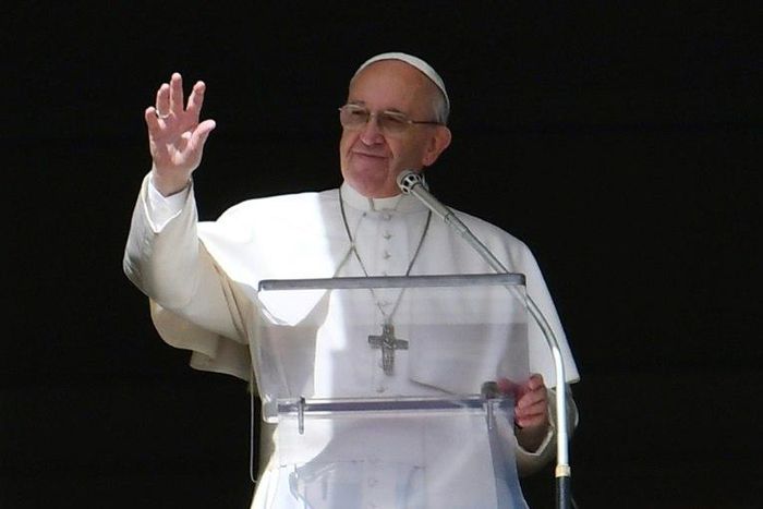 Pope Francis waves to the crowd from the window of the apostolic palace during the Sunday Angelus prayer, on March 5, 2017 at St Peter's square in Vatican