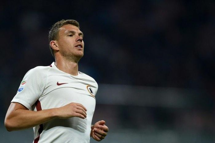 AS Roma's forward from Bosnia-Herzegovina Edin Dzeko reacts during the Italian Serie A match against AC Milan at the San Siro stadium in Milan on Mai 7, 2017