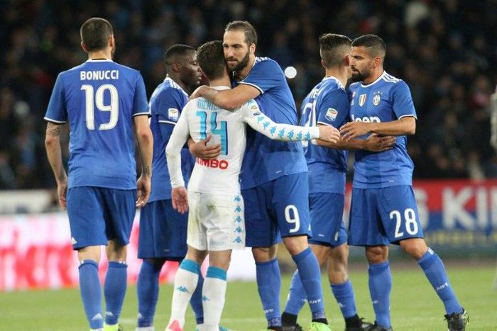 Juventus' forward Gonzalo Higuain greets Napoli's forward Dries Mertens at the end of an Italian Serie A football match on April 2, 2017 at the San Paolo Stadium