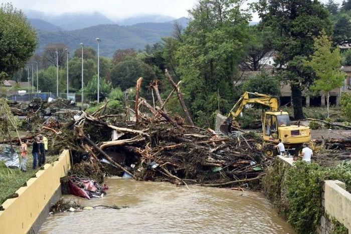 The Le Bitoulet river is cleared on September 18, 2014 in the southern French town of Lamalou-les-Bains after a flood that killed four people