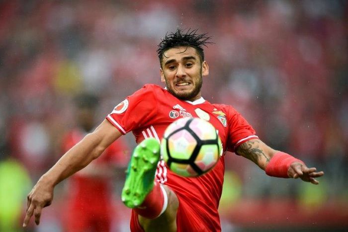 Benfica's midfielder Eduardo Salvio controls the ball on May 28, 2017