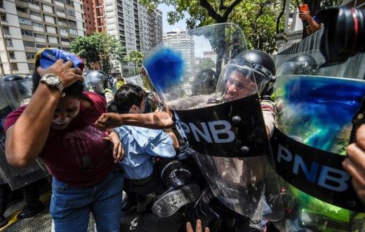 An estimated 1,000 people scuffled with police as they tried to march to Venezuela's National Assembly to demand the government restore powers to its opposition majority