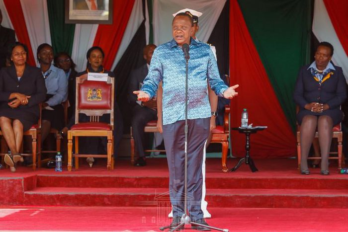 President Uhuru Kenyatta addressing Girl Guides and Scouts who had visited State House. He revealed that female CSs are among the best perfomers (PSCU)