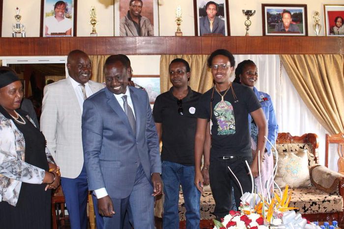 DP William Ruto mingles with mourners at the Kabimoi home of the deceased Jonathan Moi (Twitter)