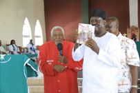 Raila with veteran Mau Mau fighter during the 25th commemoration of Jaramogi Oginga Odinga's death (Twitter)