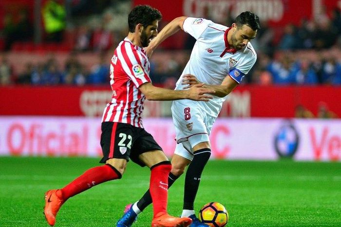 Sevilla's midfielder Vicente Iborra (R) vies with Athletic's midfielder Raul Garcia during the Spanish league football match March 2, 2017