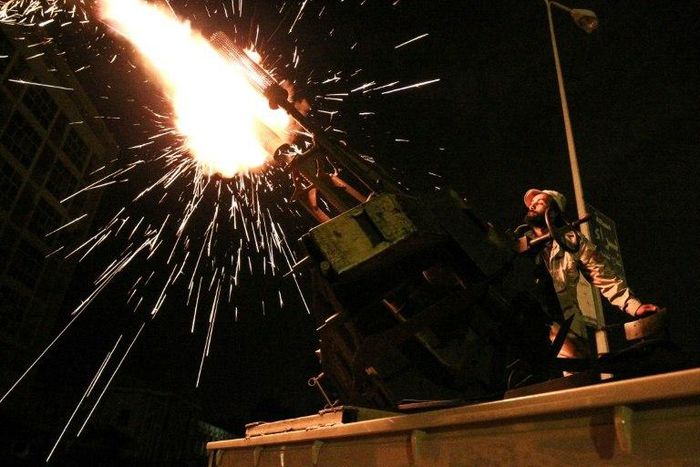 A member of the self-proclaimed Libyan National Army (LNA) fires a machine gun in the eastern coastal city of Benghazi, on March 26, 2017