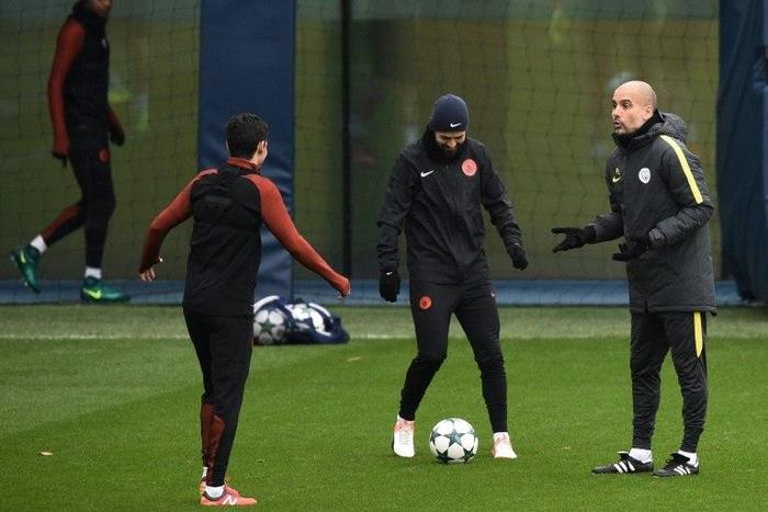 Manchester City's Spanish football coach Pep Guardiola (R) shares a joke with Jesus Navas (L) and Nolito during a training session at the City Football Academy in Manchester, northern England, on November 22, 2016