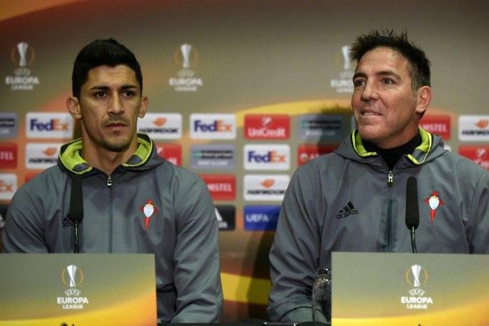Celta Vigo's midfielder Pedro Pablo Hernandez (L) and Celta Vigo's coach Eduardo Berizzo attend a press conference on May 10, 2017