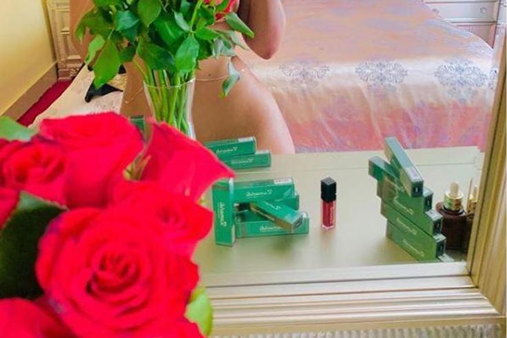 Socialite Amber Ray breaks the internet as she goes nude