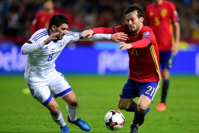 Spain midfielder David Silva (R) is challenged by Israel midfielder Almog Cohen during the World Cup 2018 group G qualifier at El Molinon stadium in Gijon on March 24, 2017