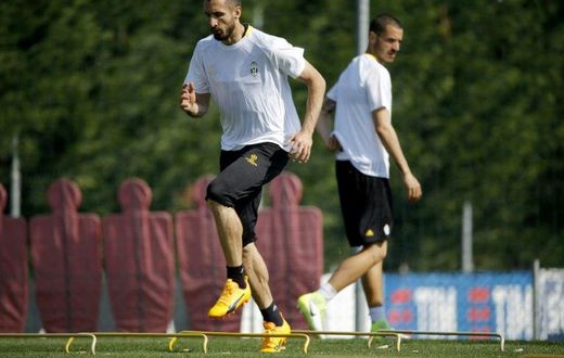 Juventus' Italian defender Giorgio Chiellini takes part in a training session at the Juventus Training Center in Vinovo, near Turin, on April 10, 2017