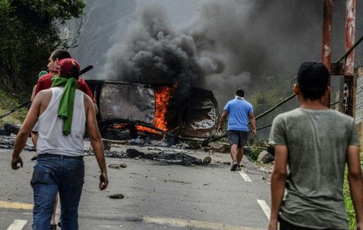 Venezuelan opposition activists set up barricades during a demonstration against President Nicolas Maduro, in San Cristobal, on April 24, 2017