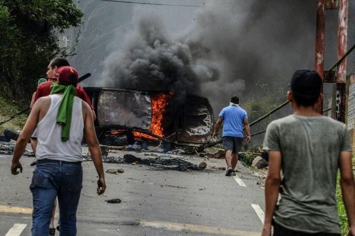 Venezuelan opposition activists set up barricades during a demonstration against President Nicolas Maduro, in San Cristobal, on April 24, 2017