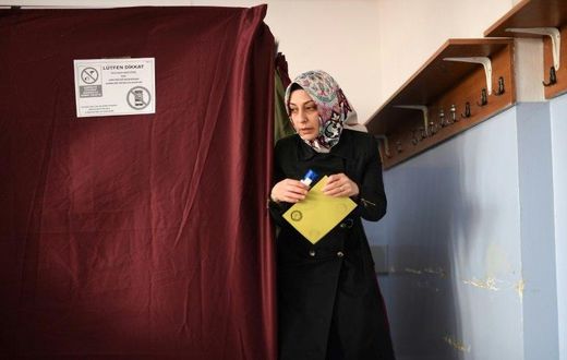 A woman walks to the ballot box to place her vote in the referendum on expanding the powers of the Turkish president on April 16, 2017 in Istanbul
