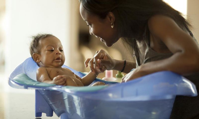 Bathing baby(thefertilechickonline)