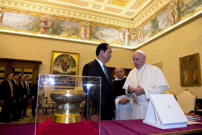 Pope Francis and Vietnam President Tran Dai Quang talked for 15 minutes about the "good relations" between the Holy See and Vietnam