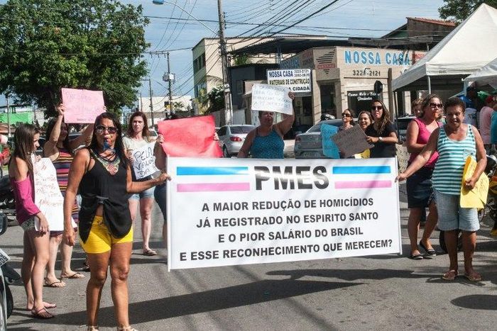 Relatives of military police show signs during a protest in support of a police strike at the entrance of a police station in Vila Velha, near Vitoria, in eastern Brazil on February 6, 2017